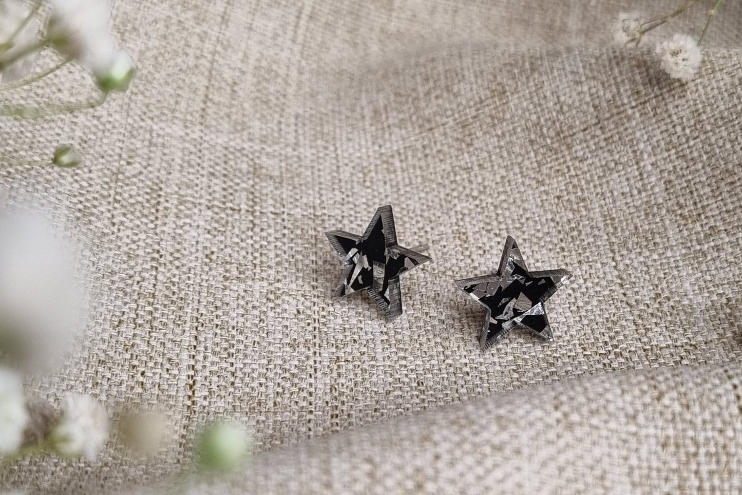 Musta-hopea glitter flakes tähti-nappikorvakoru