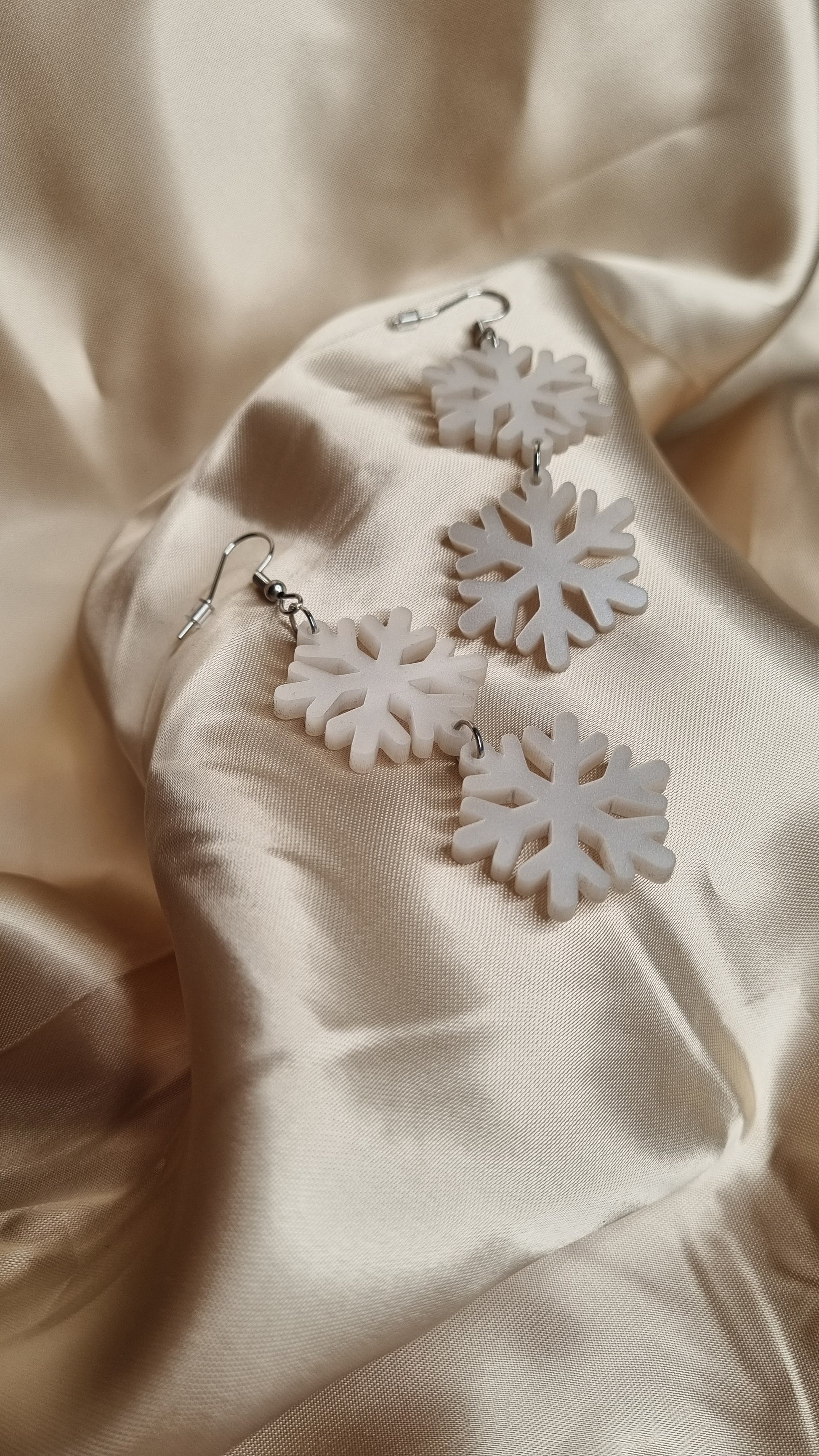 Kaksiosainen Lumi-korvakoru koukulla materiaalina helmiäisvalkoinen akryyli.